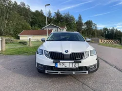 Vit Begagnad 2018 Skoda Octavia Scout Kombi | 189 000 kr (Marknadspris)