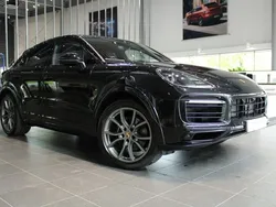 Svart Begagnad 2023 Porsche Cayenne Platinum Edition SUV | 995 000 kr (Marknadspris)