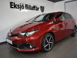 Röd Begagnad 2018 Toyota Auris Hybrid Comfort Halvkombi | 159 500 kr (Marknadspris)