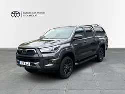 Mörkgrå (grå) Ny 2025 Toyota HiLux Pickup | 699 900 kr (Marknadspris)
