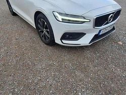 Vit Begagnad 2020 Volvo V60 Momentum Kombi | 240 000 kr (Marknadspris)