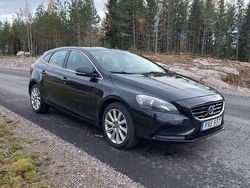 Svart Begagnad 2015 Volvo V40 Halvkombi | 94 500 kr (Marknadspris)