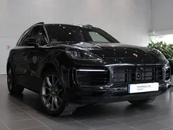 Svart (chromite black metallic) Begagnad 2023 Porsche Cayenne Platinum Edition SUV | 945 000 kr (Marknadspris)