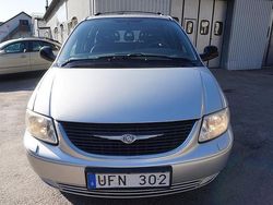 Ljusgrå Begagnad 2003 Chrysler Grand Voyager Minibuss | 24 900 kr (Marknadspris)