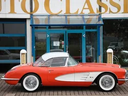 Röd/vit Begagnad 1958 Chevrolet Corvette C1 Cab | 1 000 000 kr