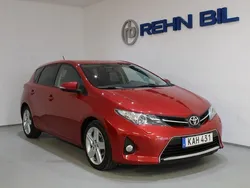 Mörkröd (röd) Begagnad 2014 Toyota Auris Multidrive S Halvkombi | 119 900 kr (Marknadspris)