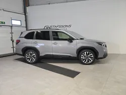 Grå (river rock pearl) Ny 2025 Subaru Forester SUV | 530 800 kr