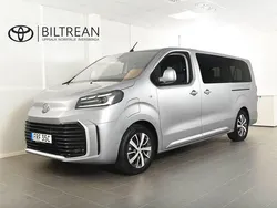 Silver Ny 2024 Toyota Proace Verso Premium Kombi | 409 900 kr (Superpris)