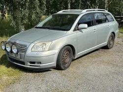 Grön Begagnad 2003 Toyota Avensis Kombi | 15 000 kr
