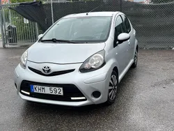 Silver Begagnad 2013 Toyota Aygo Halvkombi | 44 900 kr (Marknadspris)