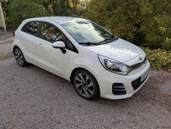 Vit Begagnad 2016 Kia Rio Halvkombi | 75 000 kr (Bra pris)