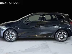 Svart Begagnad 2025 BMW 225 Active Tourer Minibuss | 439 000 kr