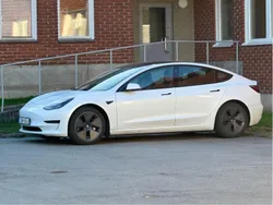 Vit Begagnad 2021 Tesla Model 3 Standard Range Plus Sedan | 230 000 kr (Bra pris)