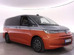 Flerfärgad Begagnad 2023 VW Multivan Minibuss | 629 000 kr (Marknadspris)