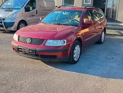 Mörkröd Begagnad 1998 VW Passat Comfortline Kombi | 24 900 kr