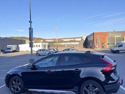 Svart Begagnad 2015 Volvo V40 CC Momentum Kombi | 110 000 kr (Bra pris)