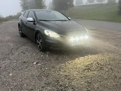 Svart Begagnad 2019 Volvo V40 R-Design Kombi | 229 000 kr (Dyr)