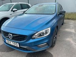 Blå (bursting blue metallic) Begagnad 2018 Volvo V60 R-Design Kombi | 185 000 kr (Superpris)