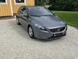 Grå Begagnad 2016 Volvo V40 Kinetic Kombi | 145 000 kr (Marknadspris)