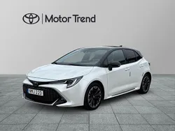 Vit Begagnad 2022 Toyota Corolla Hybrid Sport Halvkombi | 249 900 kr (Marknadspris)