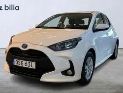 Vit Begagnad 2022 Toyota Yaris Hybrid Active Halvkombi | 219 900 kr (Marknadspris)