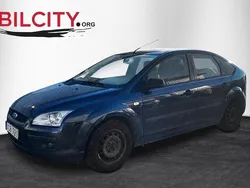 Mörkgrå (gråmetallic) Begagnad 2006 Ford Focus Halvkombi | 4 900 kr