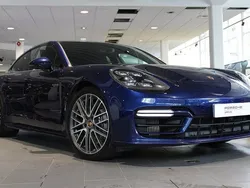 Mörkblå (gentian blue metallic) Begagnad 2022 Porsche Panamera 4 Platinum Edition Sedan | 895 000 kr (Bra pris)