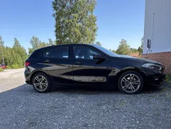 Svart Begagnad 2021 BMW 120 Sport Line Halvkombi | 285 000 kr (Marknadspris)