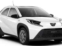Vit Ny 2025 Toyota Aygo Play Halvkombi | 193 900 kr (Marknadspris)