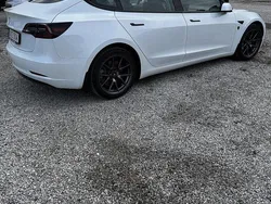 Vit Begagnad 2021 Tesla Model 3 Standard Range Plus Sedan | 255 000 kr (Marknadspris)