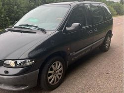 Grå Begagnad 2000 Chrysler Voyager Minibuss | 16 900 kr