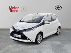 Vit Begagnad 2015 Toyota Aygo X-play Halvkombi | 79 900 kr (Marknadspris)
