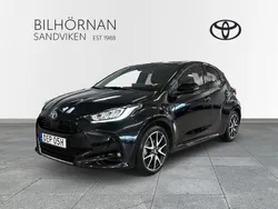 Svart Begagnad 2022 Toyota Yaris Hybrid Style Halvkombi | 239 900 kr (Marknadspris)