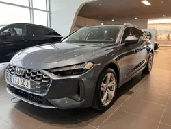 Blå (horisontblå metallic) Ny 2025 Audi A5 Advanced Sportkupé | 622 800 kr (Marknadspris)