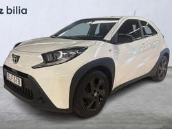 Vit Begagnad 2022 Toyota Aygo Play Halvkombi | 149 900 kr (Marknadspris)
