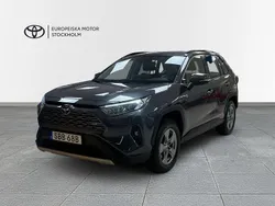 Mörkgrå (gråmetallic) Begagnad 2024 Toyota RAV4 Hybrid Active SUV | 407 900 kr (Bra pris)
