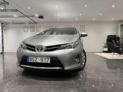 Ljusgrå (grå) Begagnad 2013 Toyota Auris Active Halvkombi | 89 900 kr (Marknadspris)
