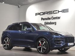 Mörkblå (blue) Ny 2025 Porsche Cayenne S E-Hybrid SUV | 1 777 900 kr (Dyr)
