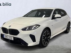 Vit (alpine white) Begagnad 2025 BMW 120 Shadowline Halvkombi | 379 900 kr