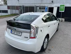 Vit Begagnad 2015 Toyota Prius Plug-in Hybrid Halvkombi | 179 500 kr (Dyr)