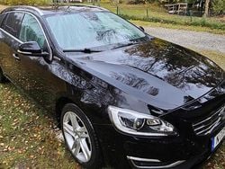 Svart Begagnad 2017 Volvo V60 Summum Kombi | 148 000 kr