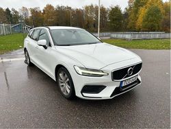 Vit Begagnad 2022 Volvo V60 Momentum Kombi | 179 500 kr