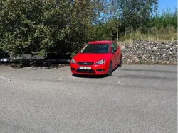 Röd Begagnad 2007 Ford Focus Halvkombi | 18 000 kr