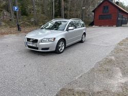 Grå Begagnad 2012 Volvo V50 Kinetic Kombi | 63 900 kr (Marknadspris)