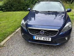 Blå Begagnad 2016 Volvo V40 CC Momentum Kombi | 95 000 kr (Bra pris)