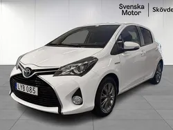 Vit Begagnad 2015 Toyota Yaris Hybrid Active Halvkombi | 124 200 kr (Marknadspris)