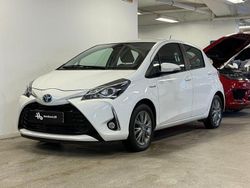 Vit Begagnad 2018 Toyota Yaris Hybrid Active Halvkombi | 159 900 kr (Marknadspris)