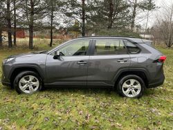 Grå Begagnad 2020 Toyota RAV4 Hybrid Active SUV | 295 000 kr (Marknadspris)