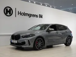 Grå Begagnad 2023 BMW M135 Shadowline Halvkombi | 479 800 kr (Dyr)