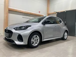 Grå Ny 2024 Mazda 2 Center-Line Halvkombi | 259 400 kr (Marknadspris)